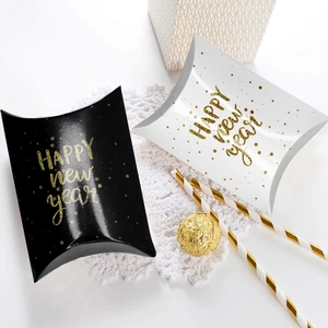 Feestelijke zwart-witte Happy New Year cadeaudozen met goudfolie letters en sterren