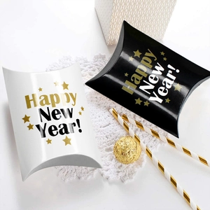 Macro detail van zwart-witte Happy New Year geschenkdozen met sterpatronen en tekst
