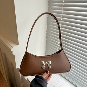 Bolso de hombro marrón de ecocuero con diseño de media luna y lazo plateado estilo retro