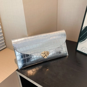 Pochette enveloppe argentée à motif crocodile avec fermoir en métal doré en feuille