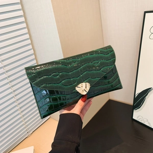 Pochette enveloppe vert foncé à motif crocodile avec boucle en métal doré chic