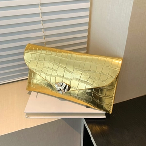 Pochette enveloppe dorée à motif crocodile avec boucle métallique argentée unique