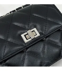 Dettaglio della chiusura a girello argento e pelle trapuntata della borsa