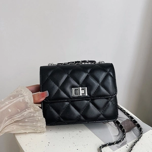 Mini borsa trapuntata nera con tracolla a catena d'argento e chiusura in metallo