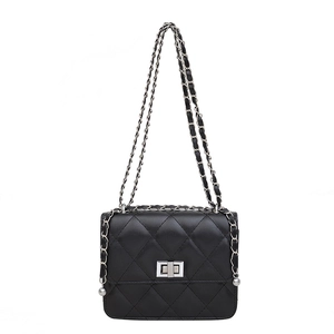 Mini borsa trapuntata argento con tracolla a catena e dettaglio di perla metallica
