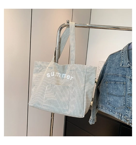Détail du sac cabas en toile à rayures bleues avec imprimé summer sur support
