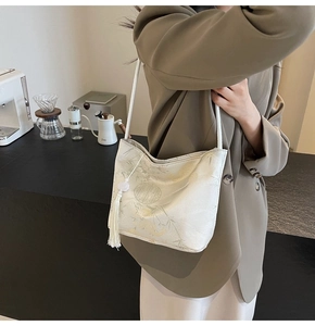 Detail einer Seiden-Tasche im chinesischen Stil mit Bambusmustern und weißer Quaste