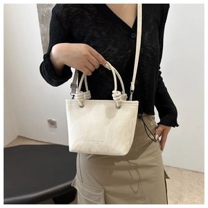 Détail du sac à main effet marbre blanc cassé avec poignée nouée et bandoulière