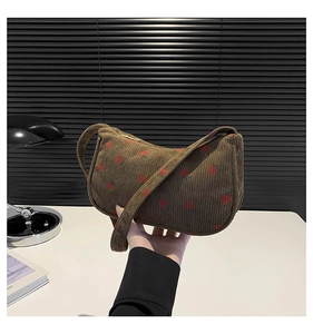 Détail du sac porté épaule en velours côtelé marron avec imprimé fraises et zip