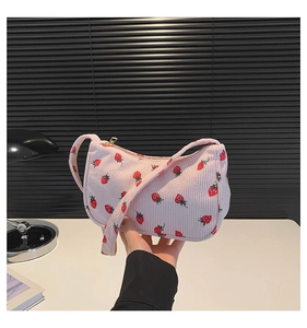 Gros plan du sac à bandoulière en velours côtelé rose avec motif de fraises mignonnes