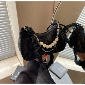 Détails du sac croissant en velours noir avec anse froncée et chaîne en perles