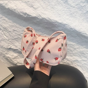 Sac sous le bras en velours côtelé rose avec imprimé fraise et fermeture éclair