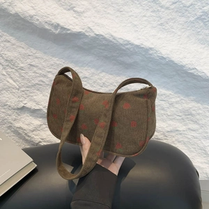 Sac sous le bras en velours côtelé marron avec imprimé fraise et texture minimaliste