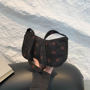 Sac bandoulière en velours côtelé avec motif de fraises rouges en design noir chic