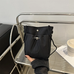 Mini zwarte nylon crossbody tas met trekkoord en verstelbare touwriem voor dagelijks gebruik