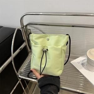 Casual nylon crossbody emmertas in muntgroen met verstelbaar trekkoord en riem