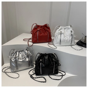 Détails des sacs seaux à cordon style ballerine en rouge, blanc, argent et noir mat
