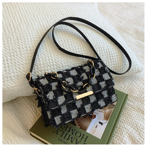 Détail du sac bandoulière en tweed à carreaux avec chaîne dorée et franges