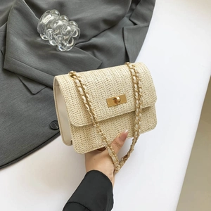 Sac à bandoulière tressé beige élégant avec chaîne dorée et fermoir rotatif en métal