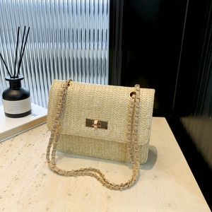 Sac bandoulière tissé tendance avec chaîne dorée et fermoir métallique élégant