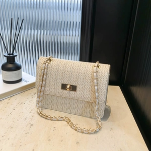 Sac bandoulière chic en raphia tressé avec chaîne dorée et fermoir rotatif en métal