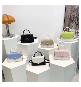Présentation matricielle de sacs carrés minimalistes en six coloris sur des supports