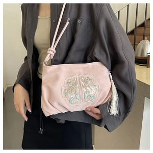 Detail van roze satijnen tas met bloemenborduurwerk en zijden kwastje in Chinese stijl