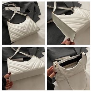 Vues détaillées du sac baguette blanc matelassé avec surpiqûres en V et espace interne