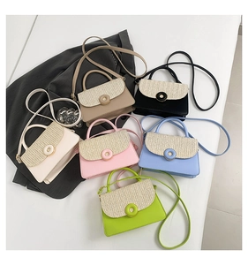 Detail van geweven flap en glad lederen textuur op elegante crossbody handtassen