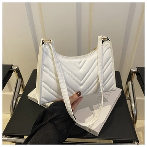 Vue détaillée du sac croissant blanc en simili cuir avec surpiqûres en V élégantes