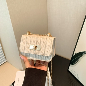 Mini sac à bandoulière en paille tissée beige avec chaîne dorée et fermoir rotatif