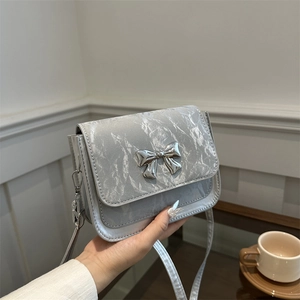 Sac Bandoulière Femme Mode avec Nœud Métallique en Cuir PU Couleur Unie Sac Carré Style Urbain Minimaliste Petit Sac à Main