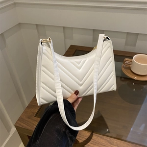 Sac baguette blanc matelassé au design français avec surpiqûres en V et zip doré chic