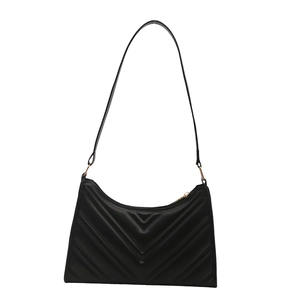 Sac bandoulière demi-lune noir matelassé pour femme avec détails dorés élégants