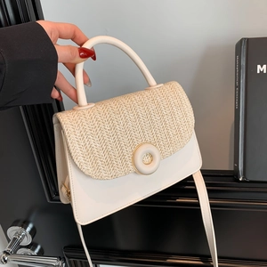 Chique crème lederen handtas met geweven stroklep en cirkelvormige sluiting detail