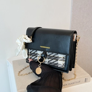 Elegante borsa a tracolla in tweed nero con catena dorata e fiocco in seta da donna