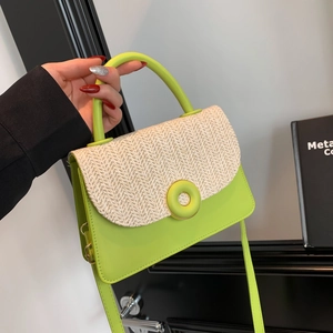 Kleine limoengroene en beige geweven handtas met een verstelbare schouderriem