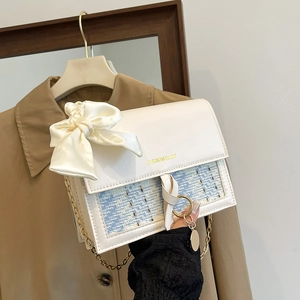 Borsa a tracolla crema con fiocco di raso, texture in tweed e catena dorata
