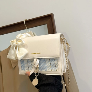 Elegante borsa quadrata in tweed crema e blu con catena dorata e fiocco in seta
