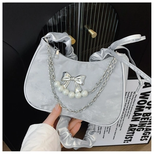 Borsa hobo in raso argento con pieghe a nuvola, perle e decorazione fiocco in metallo