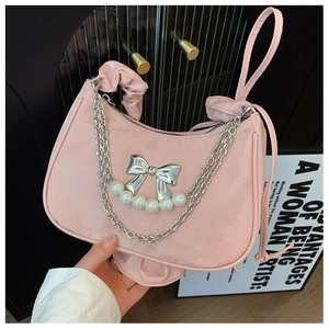 Borsa cloud rosa con fiocco metallico, catena di perle e manico scrunchie alla moda