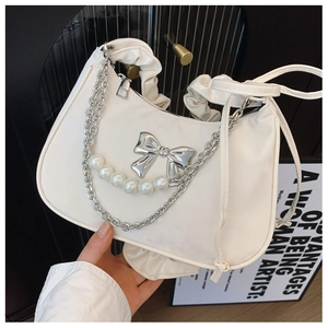 Dettaglio borsa hobo bianca con fiocco argento e tracolla con perle e catena