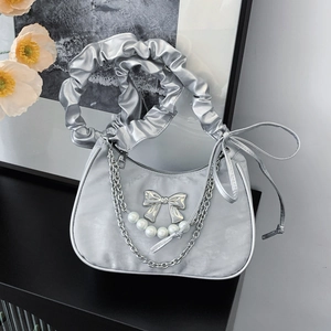 Borsa sottobraccio grigio argento con catena di perle e fiocco su fondo nero