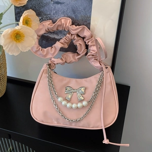 Borsa sottobraccio rosa a nuvola con catena di perle e fiocco in un set di design