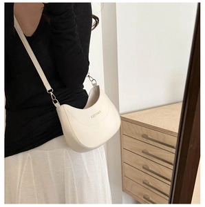 Détail du sac à bandoulière blanc en demi-lune avec bandoulière réglable