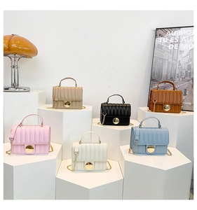Détail de mini sacs carrés matelassés en six couleurs avec bandoulières dorées
