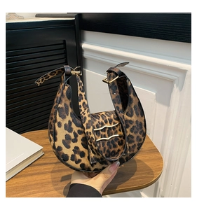 Detalle del bolso de media luna con estampado de leopardo y hebilla dorada chic