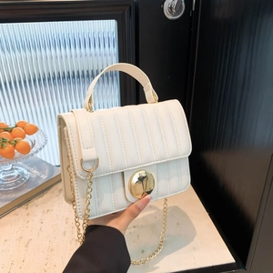 Sac à rabat rayé blanc crème élégant avec fermoir rond doré et bandoulière pour femme