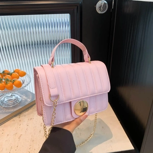 Sac bandoulière matelassé rose avec chaîne dorée et fermoir métallique femme