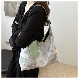 Détail du sac cabas en PU avec motifs papillons verts et mini pochette assortie incluse